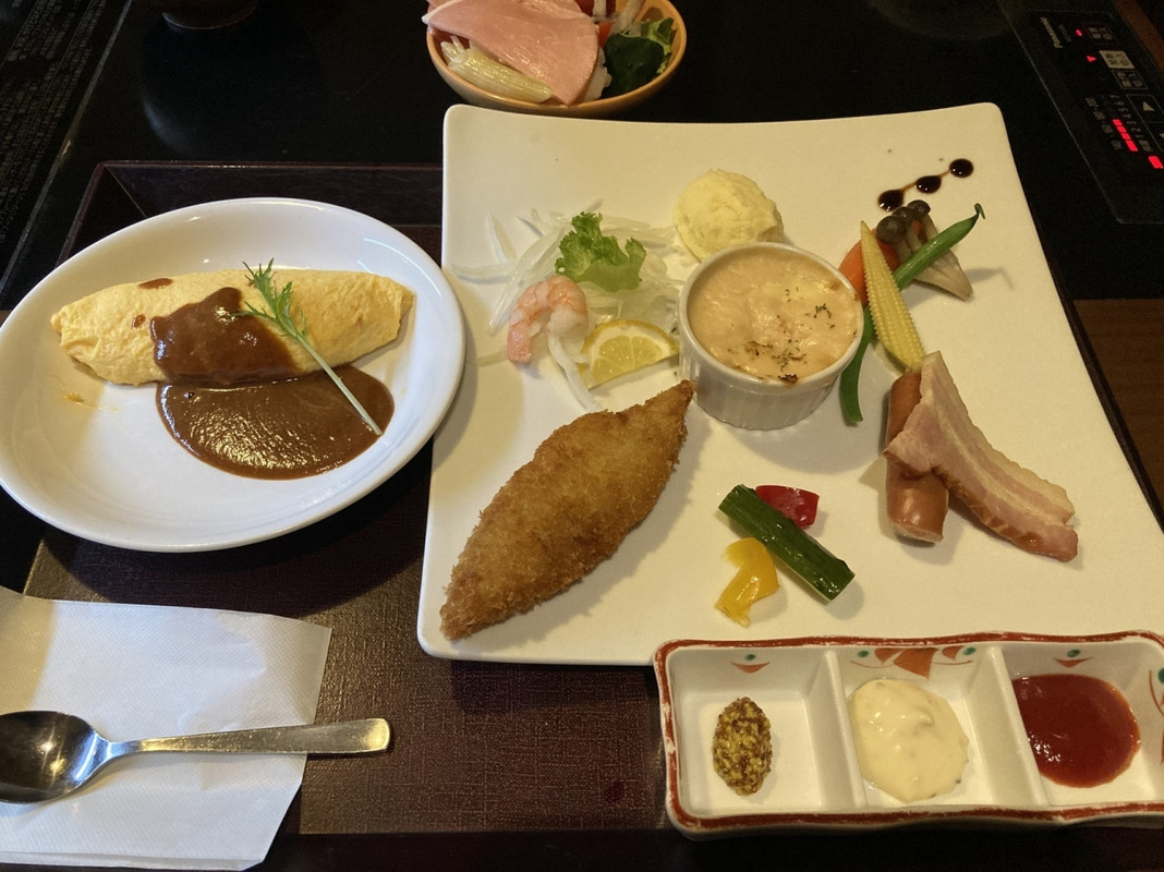 朝の洋食プレート。ヘビーです。