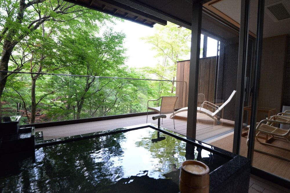 自然を間近にストレスフリー。源泉かけ流しの露天風呂付き客室3446037