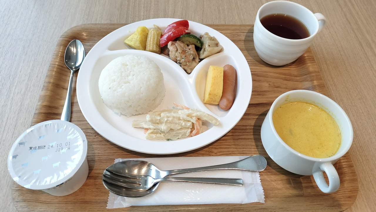 朝食はスリランカカレーだった